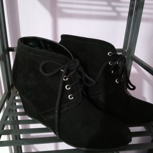 Black wedges